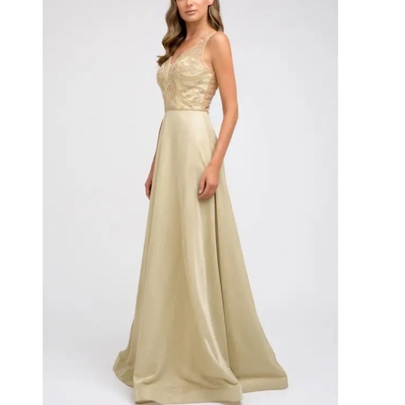 NWT Elegant Gold Embellished Bodice V-Neck Sleeveless Prom Dress Small - Picture 2 of 5